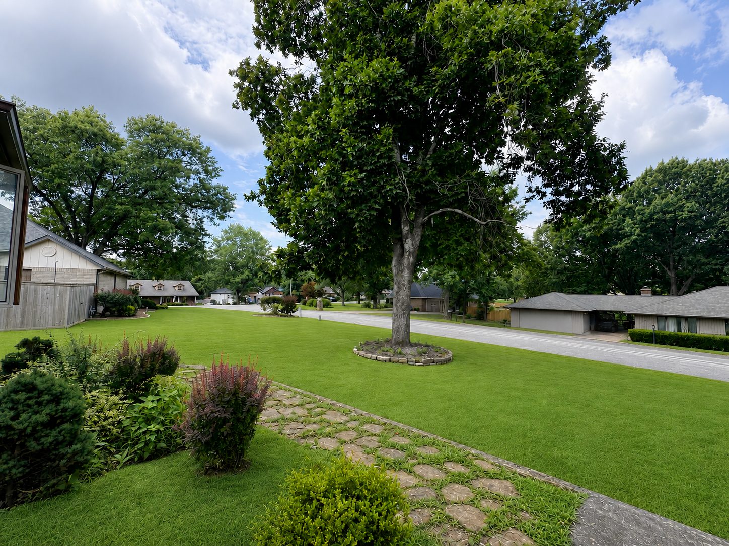 Casa Rita furnished corporate rental in Bentonville, Arkansas — front lawn and oak tree